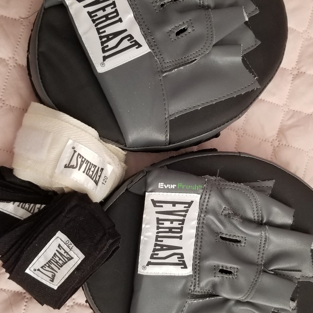 Punch mitts + gloves+ 3 hand wraps (EVERLAST)